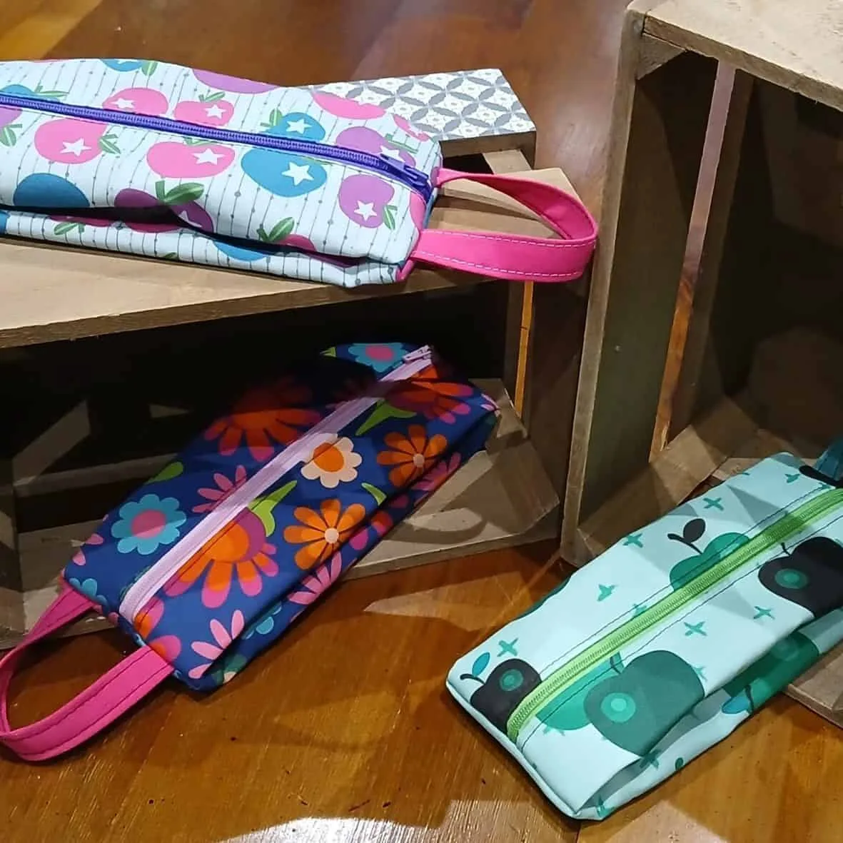 Trousse en tissu imprimé ouverte contenant des stylos, idéale pour le rangement de papeterie ou accessoires