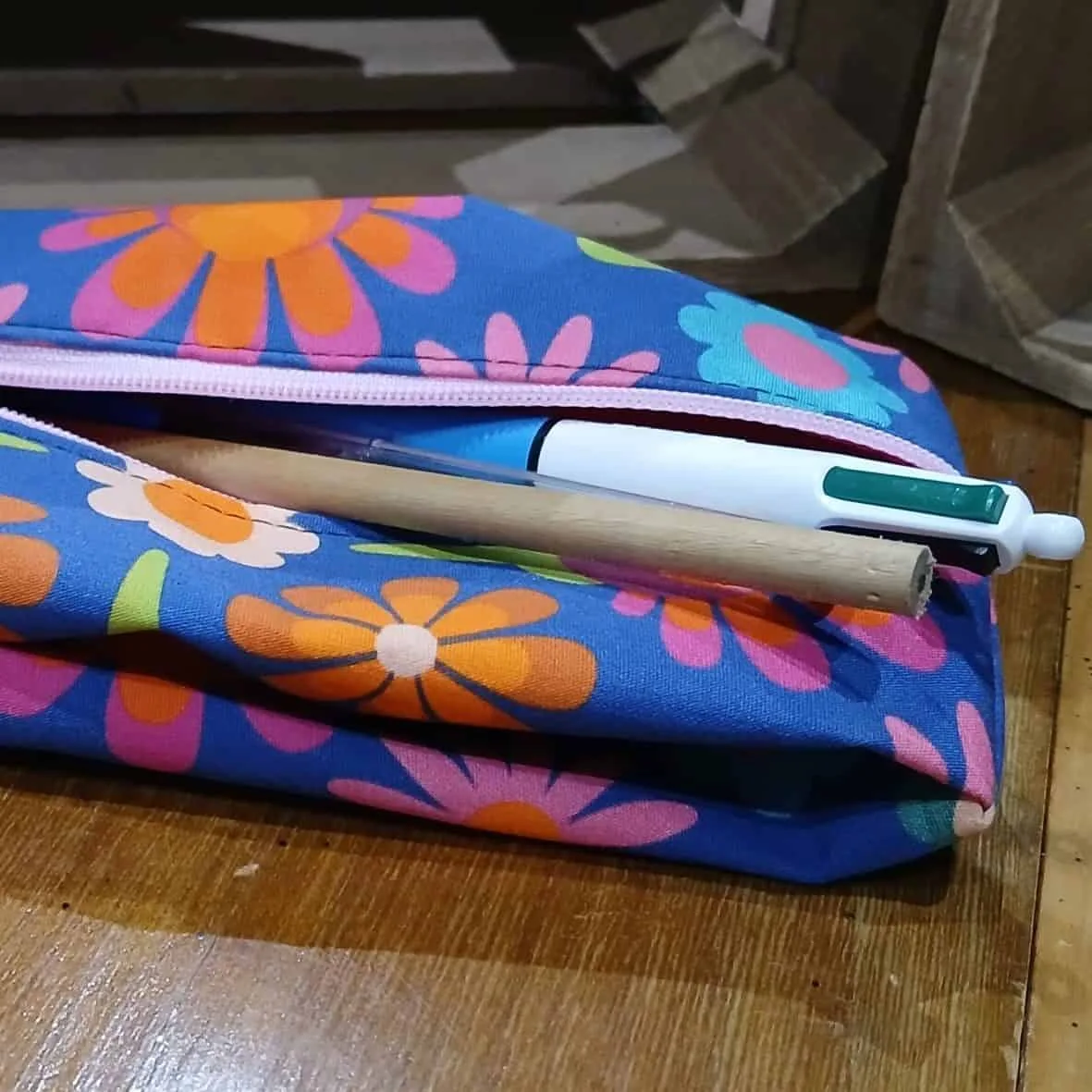 Trousse en tissu imprimé avec des pinceaux de maquillage, idéale comme pochette de beauté