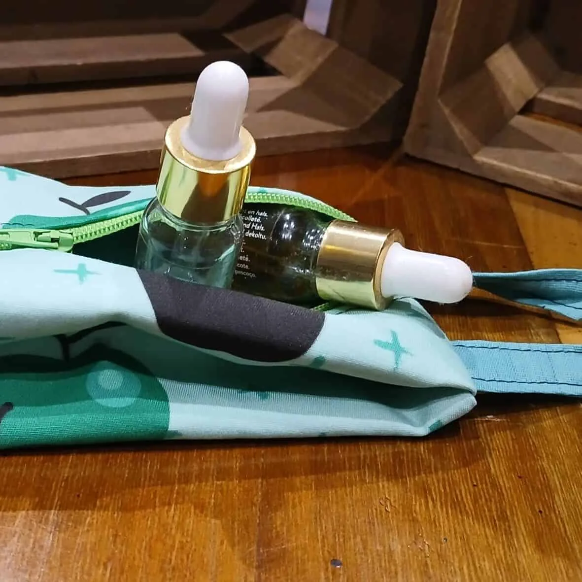 Vue complète de la trousse en tissu imprimé avec fermeture éclair, faite à la main et colorée