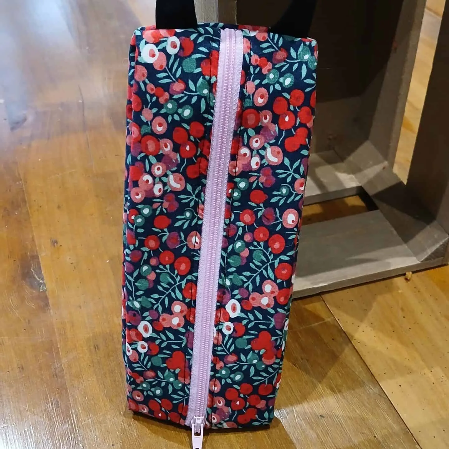 Trousse en tissu avec motifs de fruits rouges et verts, fermeture éclair rose et anse pratique